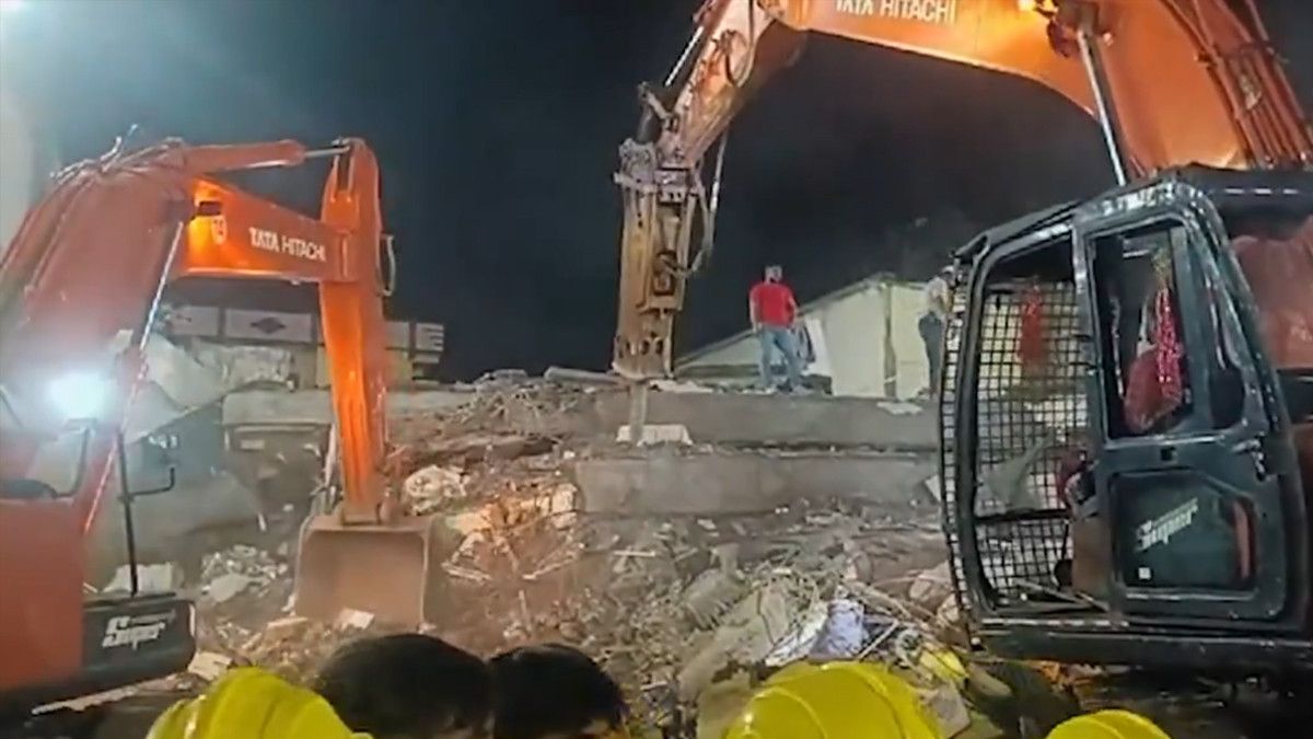 Surat Building Collapsed: সুরাটে বহুতলের ধ্বংসাবশেষ থেকে উদ্ধার ৩ মৃতদেহ! এখনও জারি উদ্ধারকাজ