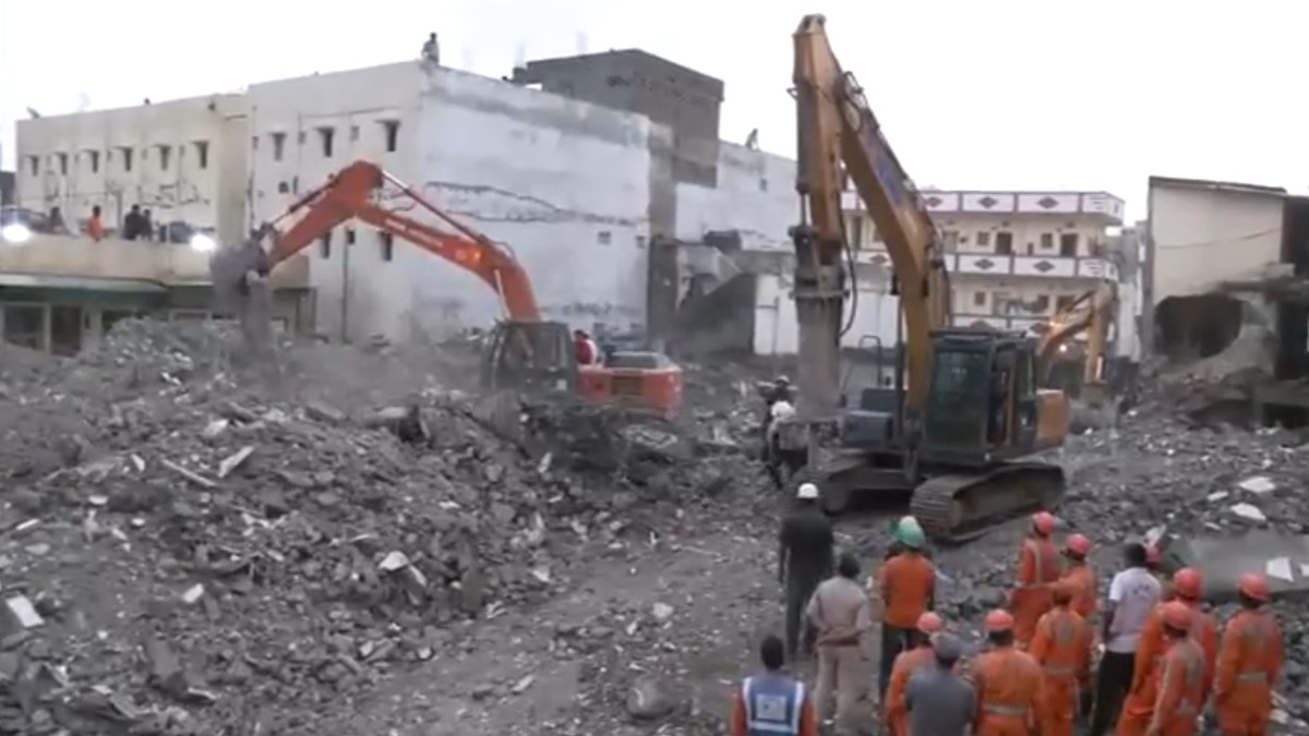 Surat Building Collapsed: সুরাটে ছ'তলা ভবন ধসে মৃত বেড়ে ৭, ধ্বংসস্তূপে এখনও আবাসিকদের আটকে থাকার আশঙ্কা