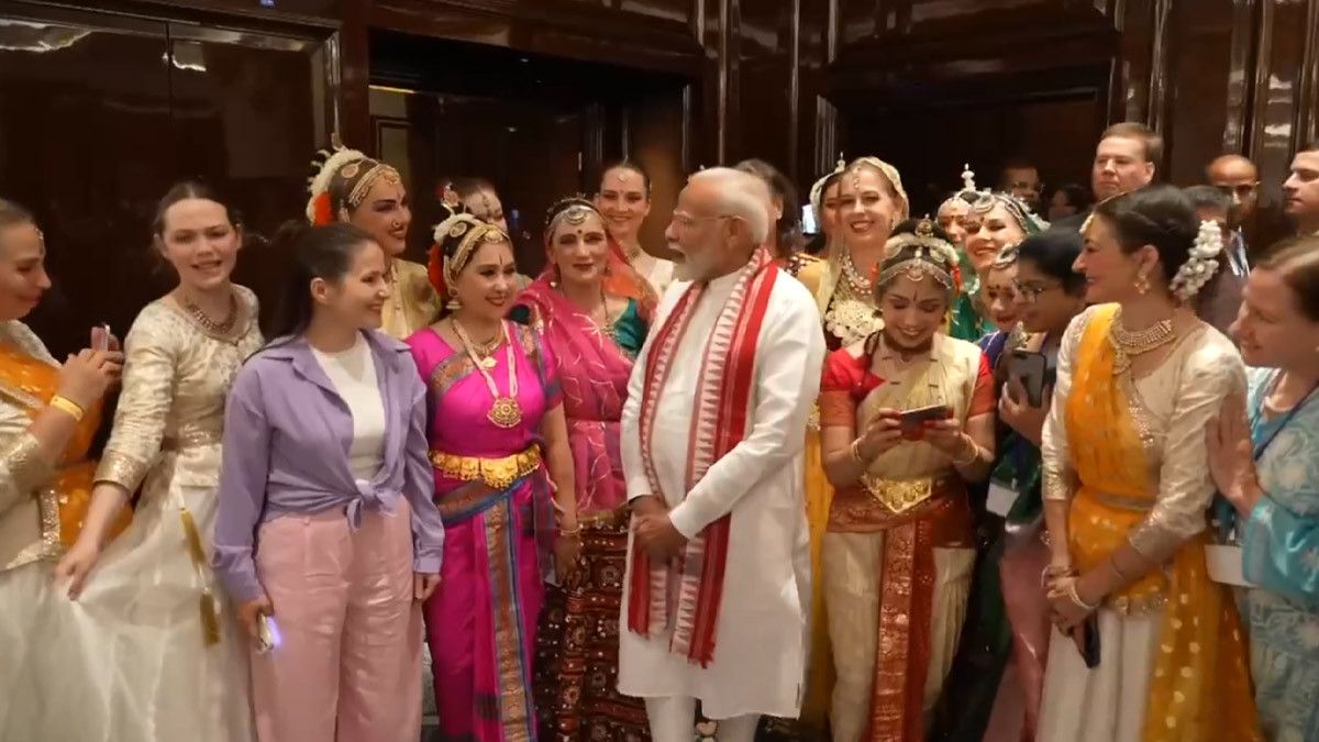 Modi in Russia: মোদীর সম্বর্ধনায় বিশেষ নৃত্য প্রদর্শন, অনুষ্ঠান শেষে রাশিয়ান শিল্পীরা সঙ্গে আলাপচারিতা নমো-র