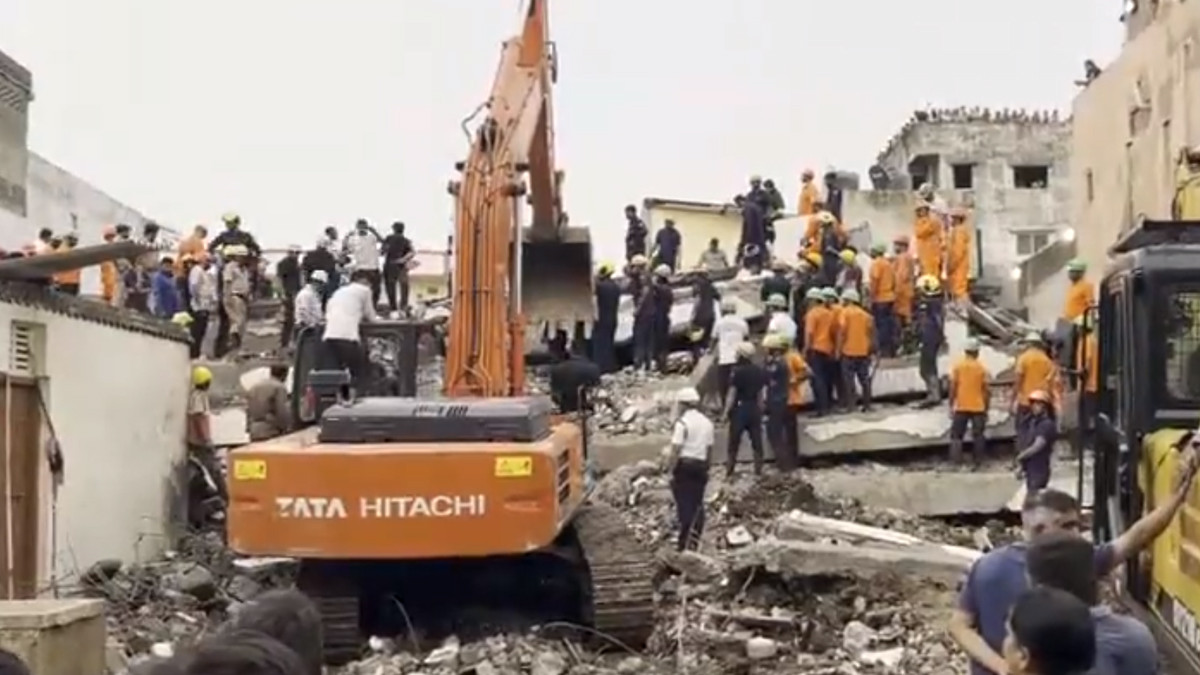 Surat Building Collapsed: তাসের ঘরের মতো গুজরাটে ভেঙে পড়ল বহুতল, ধ্বংসস্তুপে এখনও চাপা পড়ে রয়েছেন অনেকে