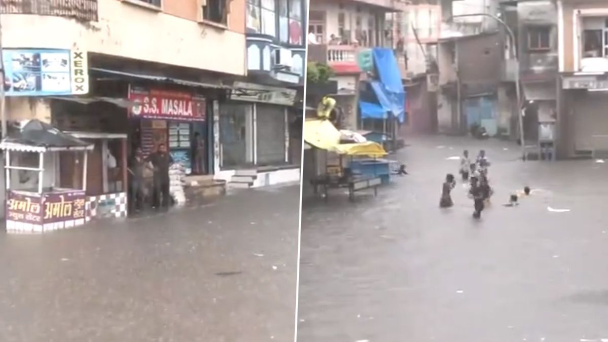 Gujarat Rain: সুরাটের রাস্তা যেন আস্ত পুকুর, বৃষ্টির মধ্যেই খুদেদের জলকেলি