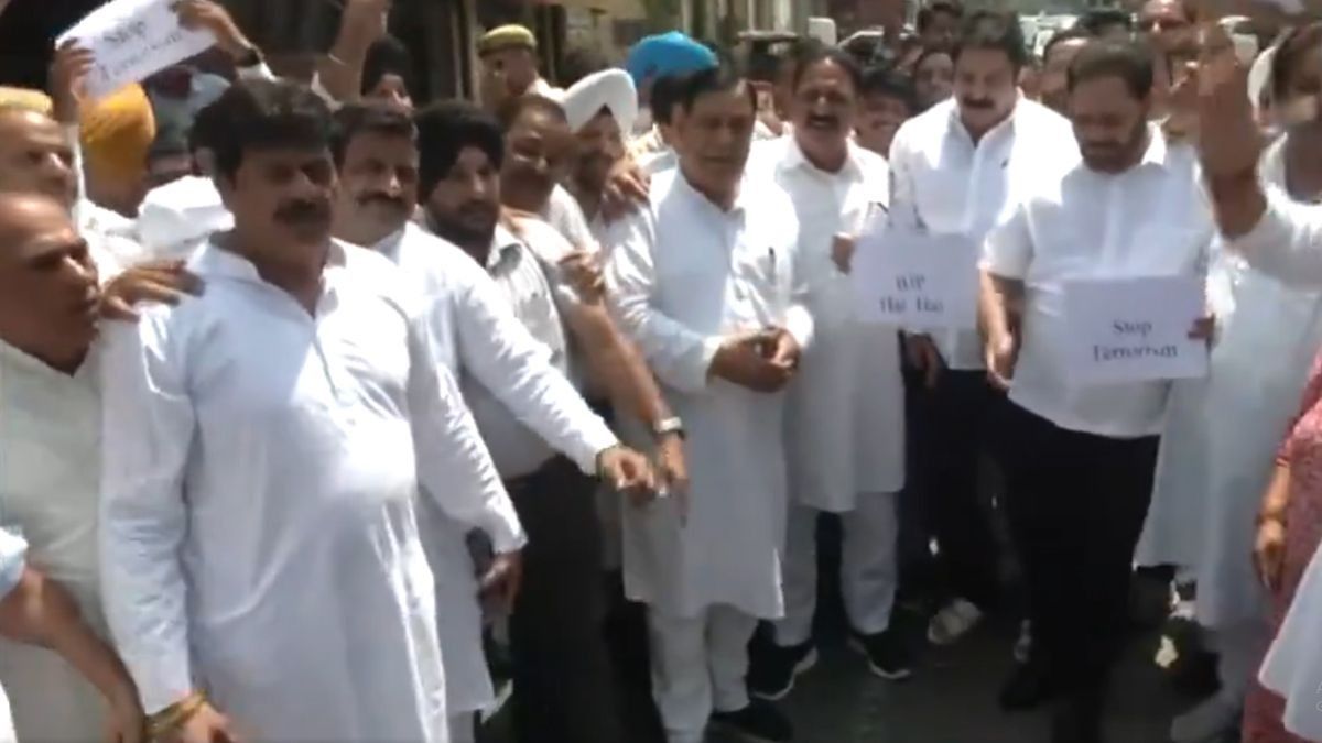 Congress leaders hold protest in Jammu: উপত্যকায় বেড়েছে জঙ্গি হামলার ঘটনা, প্রতিবাদে রাস্তায় নেমেছে কংগ্রেস নেতৃত্ব
