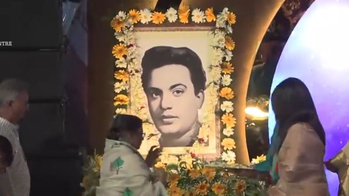 Uttam Kumar’s 44 Death Anniversary: উত্তম কুমারের মৃত্যুবার্ষিকীতে মমতা বন্দ্যোপাধ্যায়ের শ্রদ্ধা জ্ঞাপন, দেখুন ভিডিও