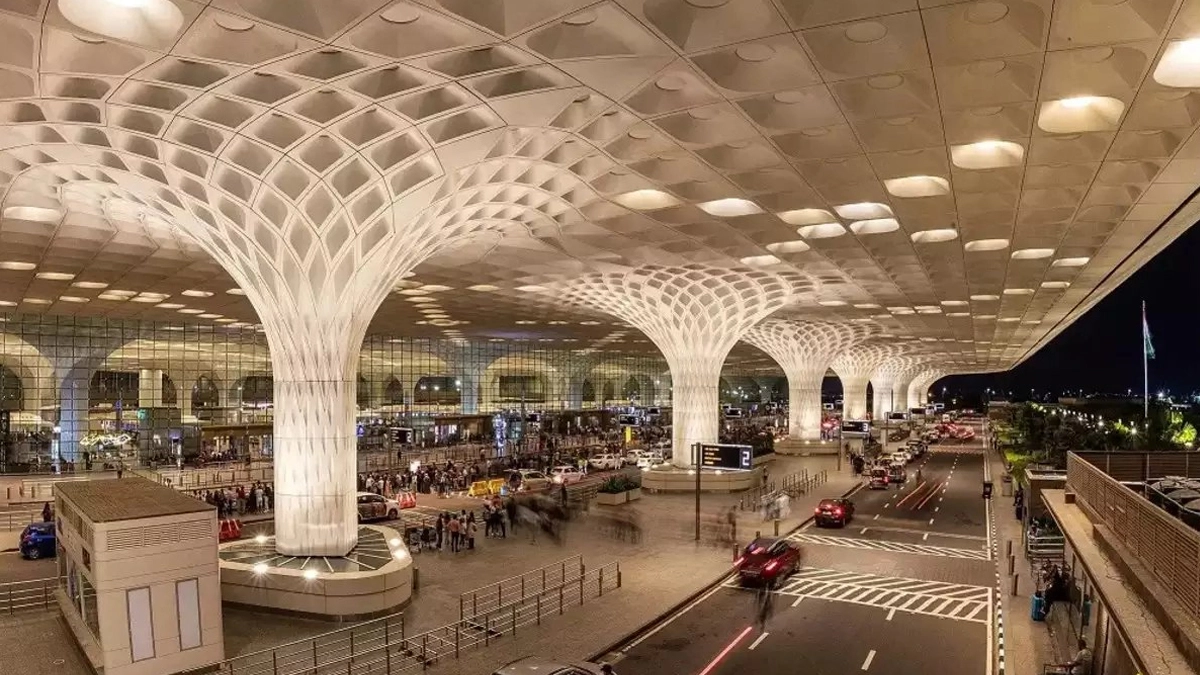 Bomb Threat In Mumbai Airport: 'বোম মেরে উড়িয়ে দেওয়া হবে বিমানবন্দর, উড়ো ফোন পেতেই খালি করে দেওয়া হল মুম্বই এয়ারপোর্ট