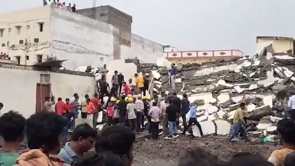 Surat Building Collapsed: টানা বৃষ্টিতে তাসের ঘরের মত ভেঙে পড়ল ৬ তলা ভবন, আহত ১৫