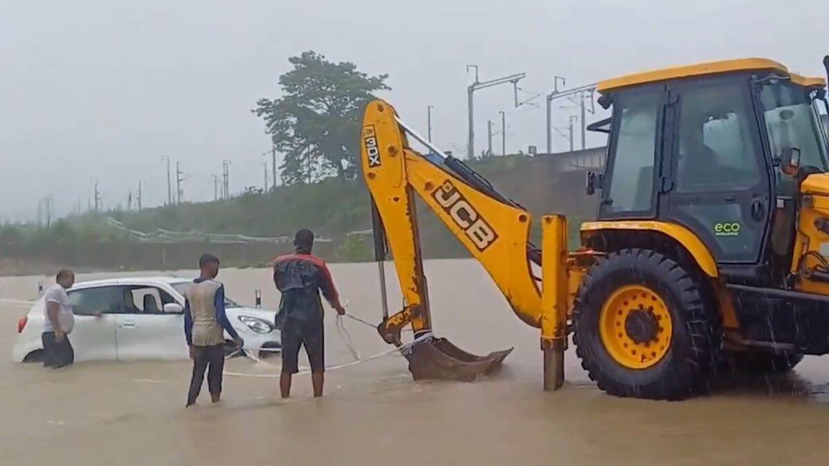 Gujarat Flood: জলমগ্ন সেতু, বন্ধ রাস্তায় দিয়ে গাড়ি নিয়ে যেতে গিয়ে বিপত্তি, অল্পের জন্য প্রাণে বাঁচলেন চালক, দেখুন ভিডিও