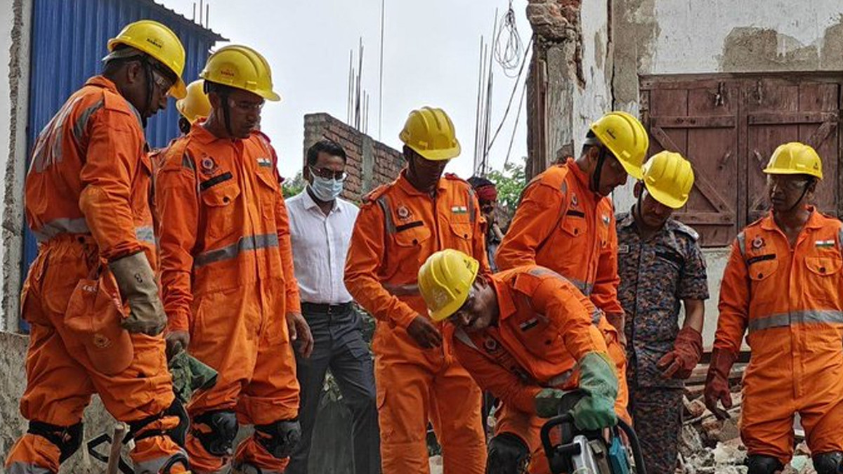 Deoghar Building Collapse: সুরাটের পর দেওঘরে ধসে পড়ল বহুতল, ধ্বংসস্তূপ সরিয়ে উদ্ধার ২ শিশু, এখনও অনেকের আটকে থাকার আশঙ্কা