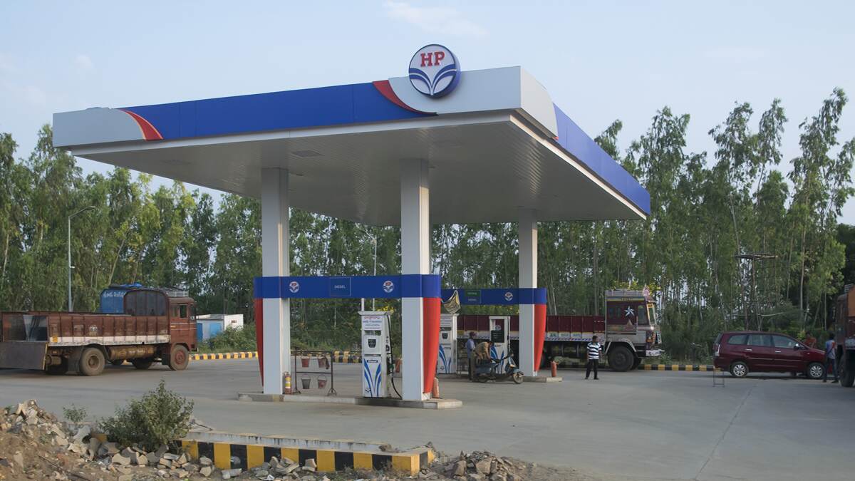 Petrol - Diesel Price Today: দেশীয় বাজারে সামান্য দাম কমল পেট্রোল-ডিজেলের, আজ কোথায় কত দাম দেখে নেব এক নজরে
