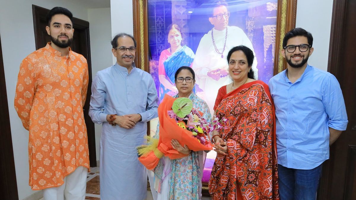 Mamata Banerjee Meets Uddhav Thackeray: দু-দিনের মুম্বই সফরে মমতা-উদ্ধবের একান্ত বৈঠক, দেখা করবেন পাওয়ারের সঙ্গেও