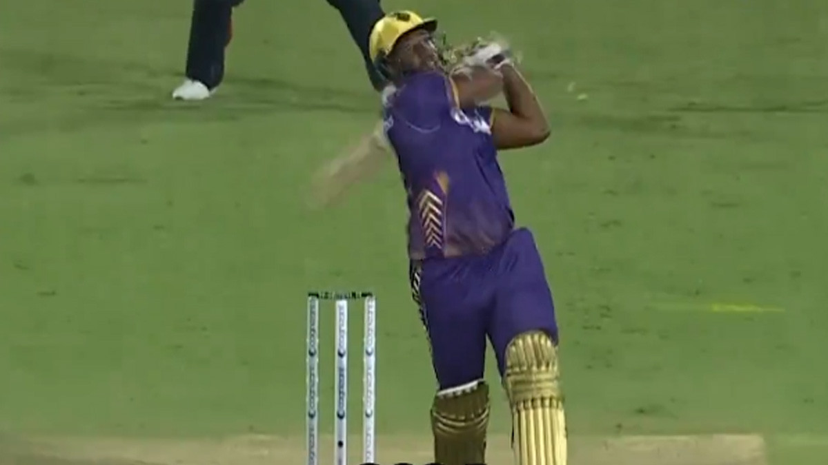 Andre Russell Smashes Massive 107M Six: হ্যারিস রউফের বলে ১০৭ মিটারের বিশাল ছক্কা হাঁকালেন আন্দ্রে রাসেল, স্টেডিয়াম পার হয়ে গেল বল (দেখুন ভিডিও)