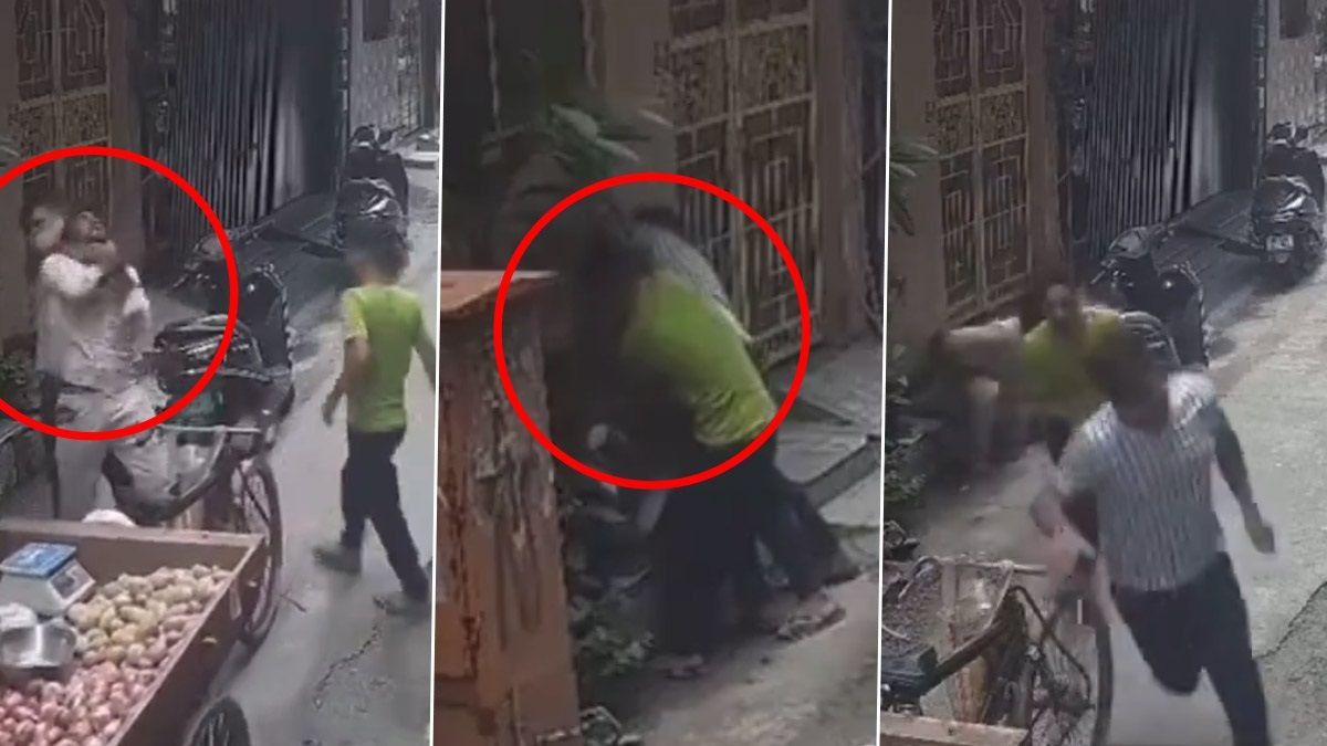 Delhi Shocking Video: প্রকাশ্যে সবজি বিক্রেতাকে মারধর করে লুটপাট দুষ্কৃতীদের, ভিডিয়ো দেখুন