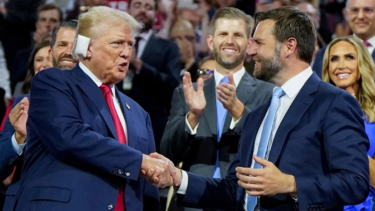Donald Trump Assassination Attempt: হামলার পর ডান কানে ব্যান্ডেজ বেধে জনসমক্ষে ডোনাল্ড ট্রাম্প