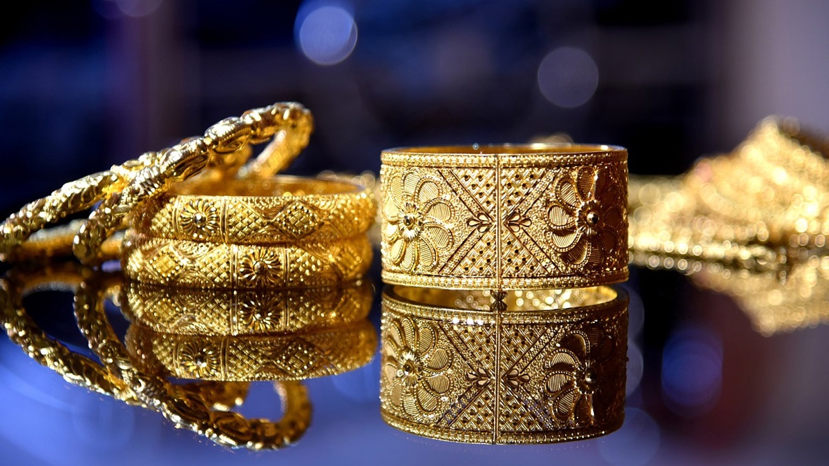 Gold Price Today: মাসের শেষে সোনার দামে বিরাট বদল, জেনে নিন ছুটির বাজারে গয়না গড়ালে কত খসবে