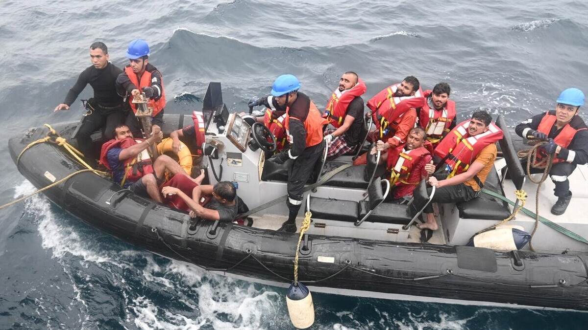 Oil Tanker Capsize in Oman:ওমান উপকূলে ভারতীয় নৌবাহিনীর যুদ্ধজাহাজ আইএনএস তেগের উদ্ধার অভিযান (দেখুন ভিডিও)