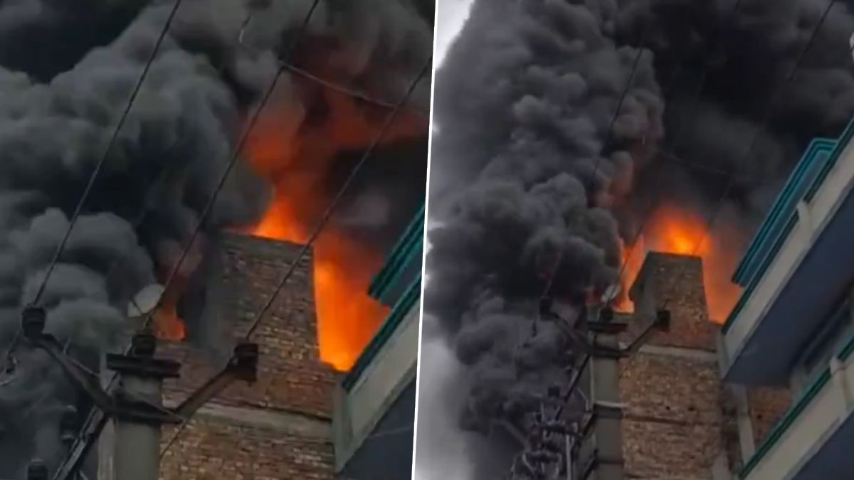 Delhi Fire: দিল্লির নারেলা শিল্প এলাকার কারখানায় ভয়াবহ অগ্নিকাণ্ড, ঘটনাস্থলে ফায়ার ব্রিগেডের একাধিক গাড়ি (দেখুন ভিডিও)