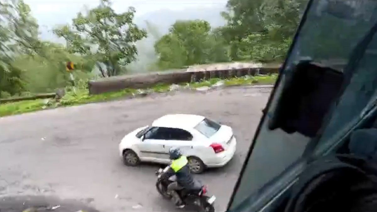 Nashik Bus Accident Video: পাহাড়ি রাস্তায় বৃষ্টিকে বাঁক ঘুরতেই খাঁদে পড়ল যাত্রীবোঝাই বাস, দেখুন ভয়াবহ ভিডিয়ো