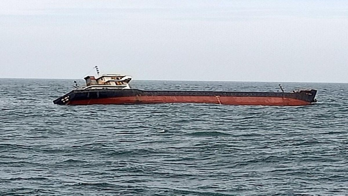 Oil Tanker Capsize in Oman: তেলের ট্যাঙ্কার ডুবল ওমানে, সমুদ্রে নিখোঁজ ১৩ ভারতীয়, চলছে ১৬ জনের খোঁজ