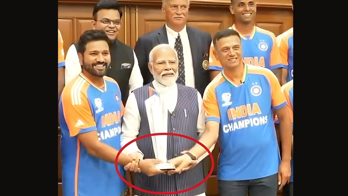 PM Modi Refuses to Touch WC Trophy: ছুঁলেন না বিশ্বকাপ ট্রফি, ইন্টারনেটে তুমুল হিট মোদীর অঙ্গভঙ্গি