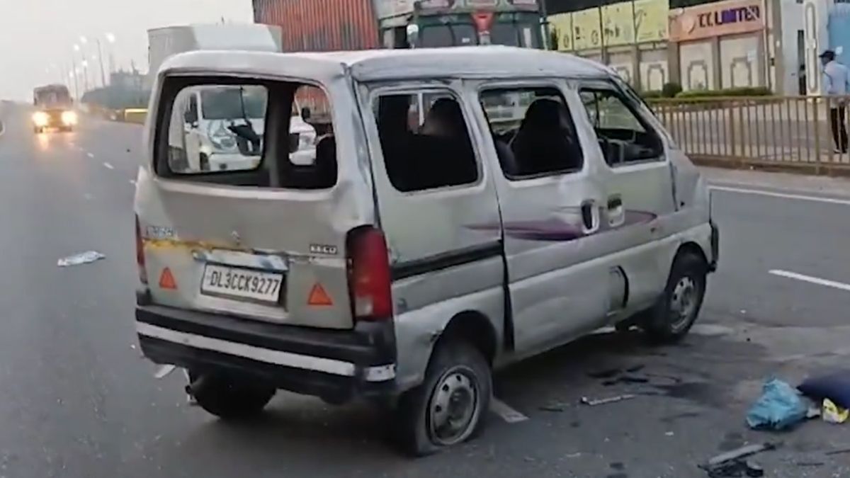 Road Accident: রাস্তার মাঝে গাড়ি উল্টে গুরুতর জখম ৬ যাত্রী, দেখুন ভিডিয়ো