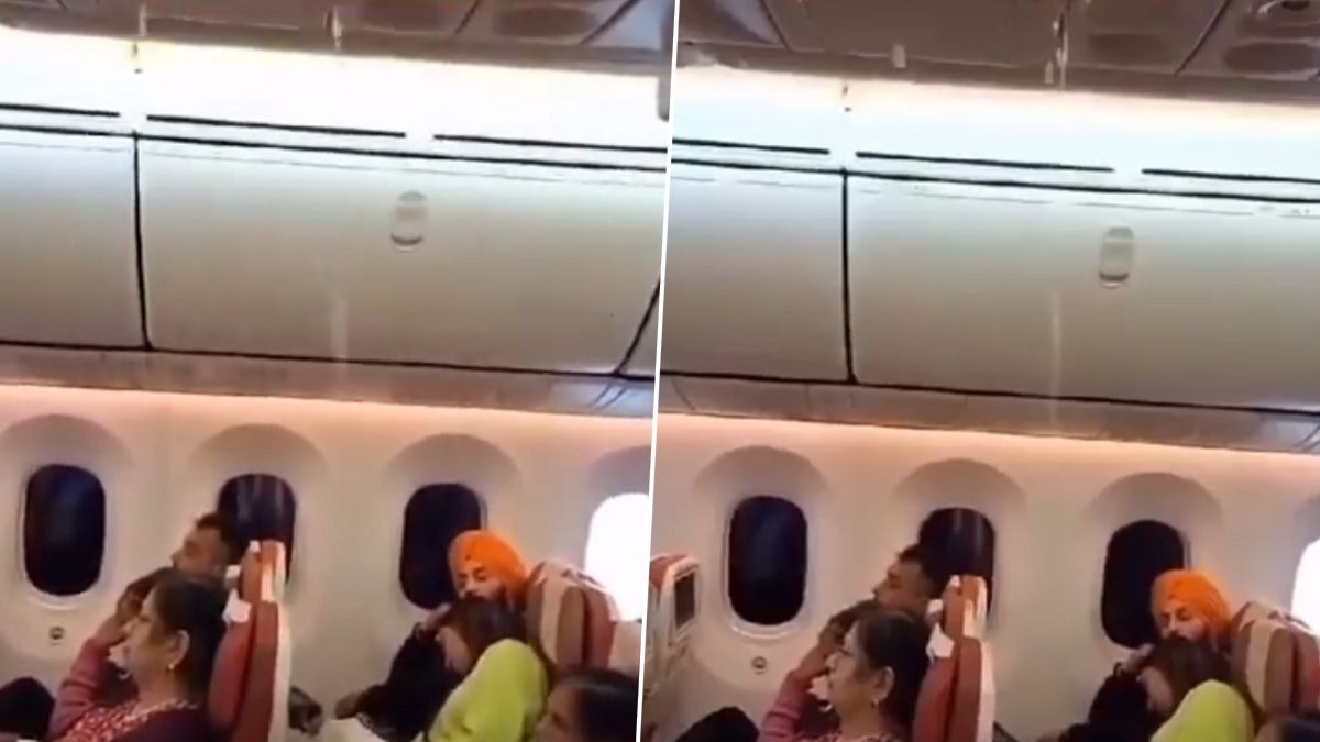 Viral Video: বিমানের ছাদ বেয়ে পড়ছে জল, ভাইরাল ভিডিয়ো, কাঠগড়ায় এয়ার ইন্ডিয়া