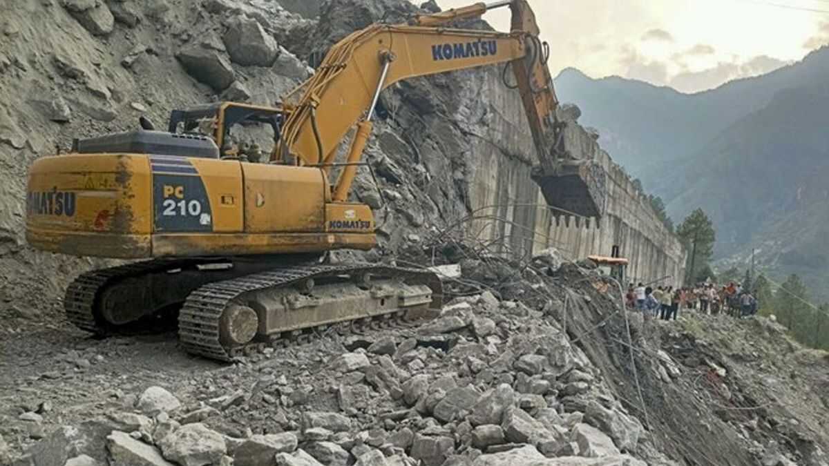 Landslide In Uttarakhand: ৪৮ ঘণ্টা অতিক্রান্ত, ভূমিধসের জেরে বন্ধ বদ্রীনাথ যাওয়ার রাস্তা, আটকে হাজার-হাজার তীর্থযাত্রী