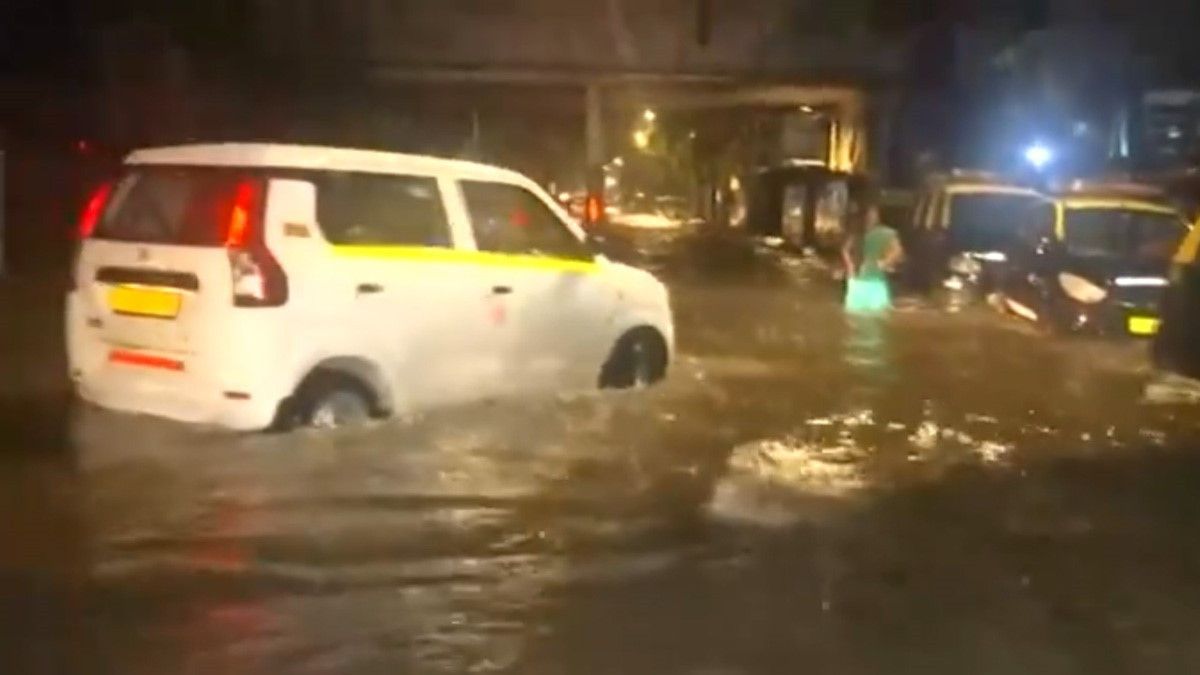 Heavy Rain In Mumbai: বর্ষার বৃষ্টিতে নাকাল মুম্বইবাসী, রাস্তায় জলস্রোত, রেলওয়ে ট্র্যাকে দাঁড়িয়েছে জল, দেখুন ভিডিয়ো