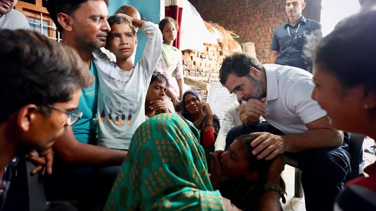 Rahul Gandhi In Hathras: পরিস্থিতি খতিয়ে দেখতে হাথরসে গেলেন রাহুল গান্ধী, দেখা করলেন দুর্গতদের সঙ্গে, দেখুন ভিডিয়ো