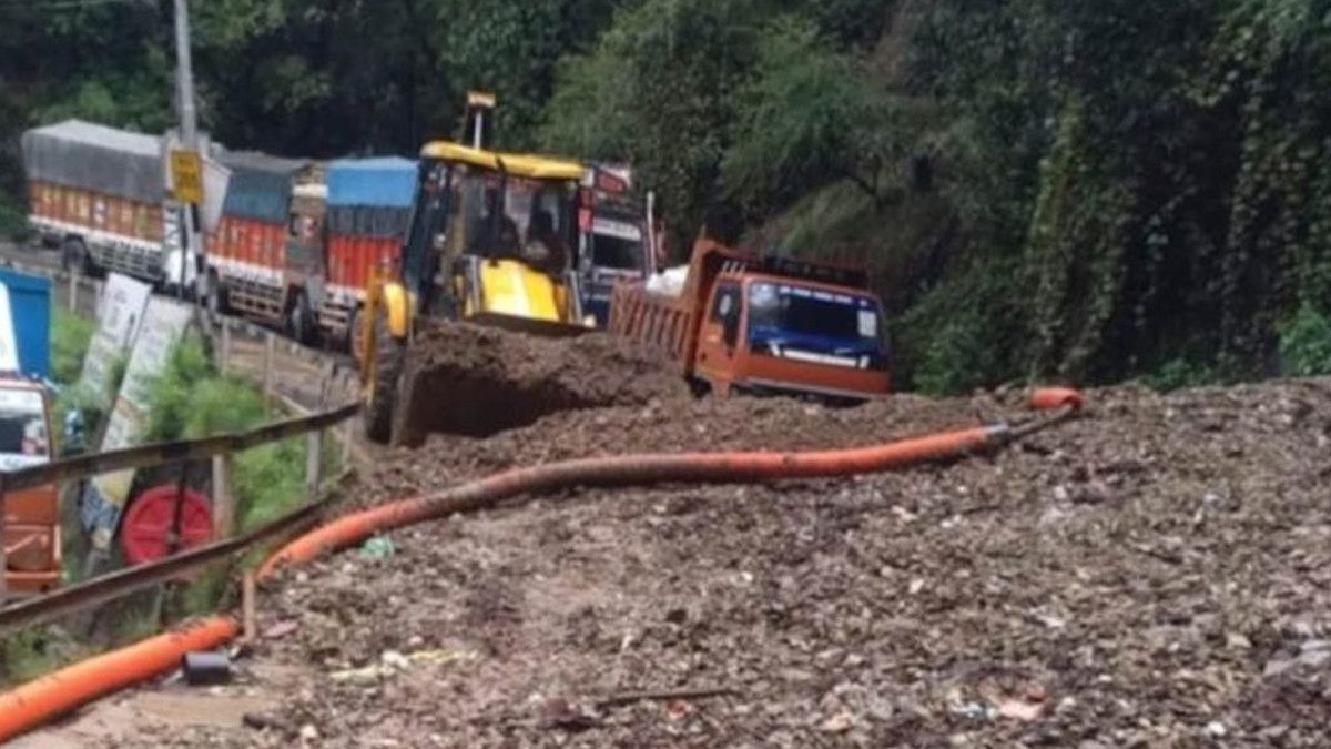 Heavy Rain In Himachal Pradesh: লাগাতার বৃষ্টি এবং ভূমিধসের জেরে বিপর্যস্ত হিমাচল, বন্ধ বদ্রীনাথ সহ ৭৭ টি রাস্তা,  বিদ্যুৎ বিচ্ছিন্ন ২৩৬ টি জেলা