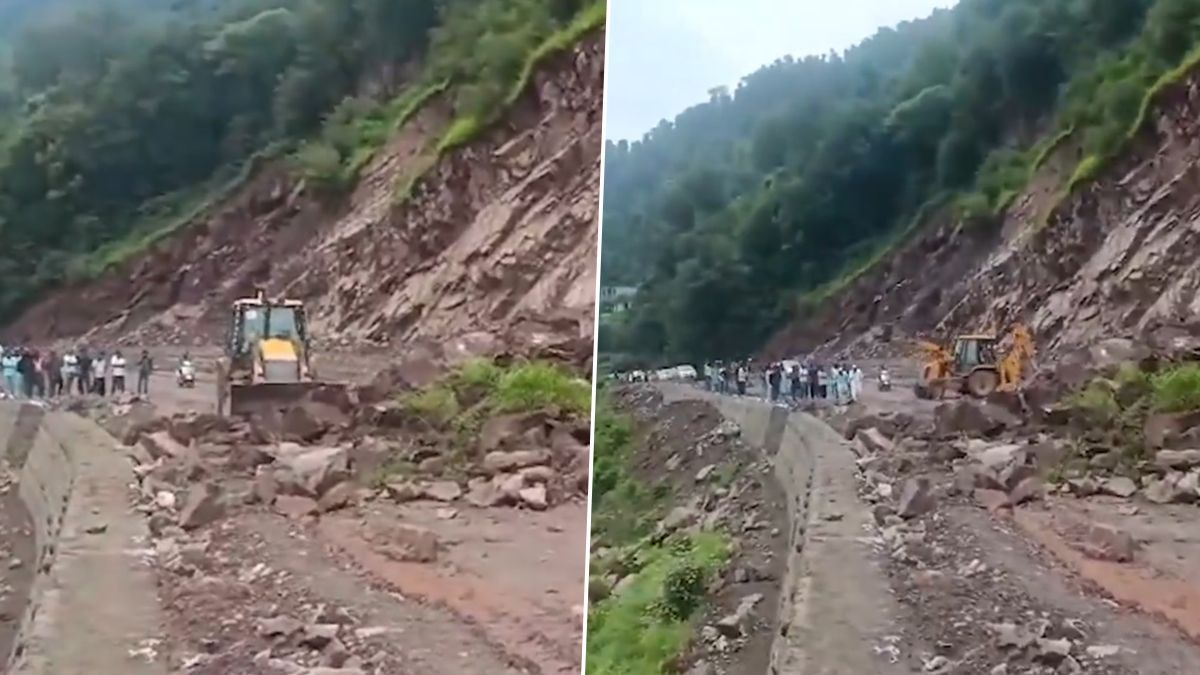 Landslide In Jammu Kashmir: জম্মু কাশ্মীরে ফের ভূমিধস, বন্ধ পুঞ্চ জাতীয় সড়ক, বিপাকে পর্যটকেরা