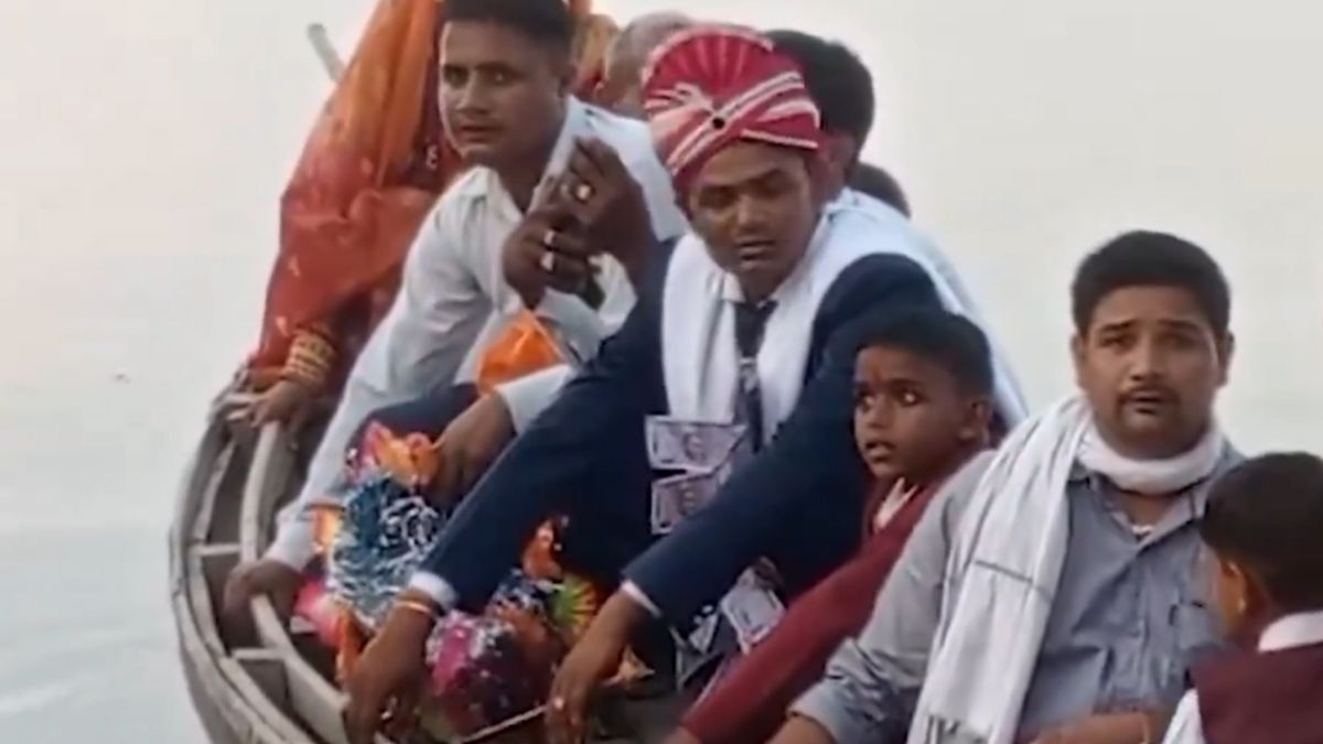 Viral Video: বন্যাকে বুড়ো আঙুল! যোগীরাজ্যে নৌকোয় চেপে বিয়ে করতে যাচ্ছেন বর, ভাইরাল ভিডিয়ো