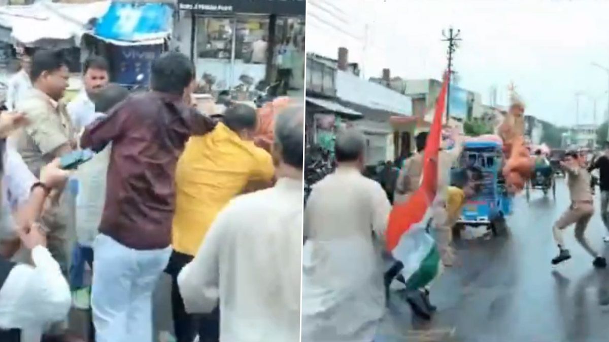 UP Viral Video: কংগ্রেস কর্মীদের হাত থেকে অনুরাগ ঠাকুরের কুশপুতুল কেড়ে নিয়ে দৌড় একদল পুলিশ কর্মীর, দেখুন ভাইরাল ভিডিও