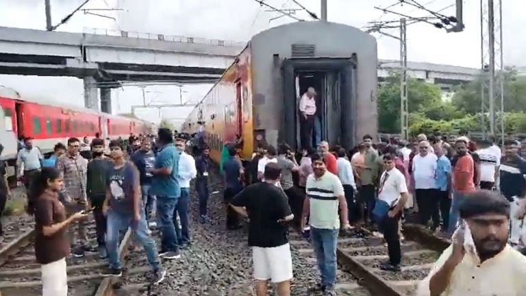 Express Train Detach: মুম্বইগামী ডাবল ডেকার এক্সপ্রেস হঠাৎ দুভাগ হয়ে গেল, দেখুন ভিডিও