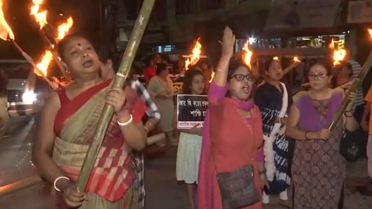 Kolkata Doctor Rape-Murder Protest: আরজি কর কাণ্ডে বিচারের দাবিতে মশাল মিছিল শিলিগুড়িতে, একস্বরে জোর প্রতিবাদ, দেখুন ভিডিয়ো