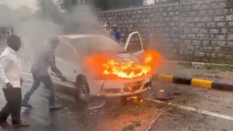 Moving Car Caught Fire: চলন্ত গাড়িতে আচমকা আগুন, নিমেষে পুড়ে ছাই