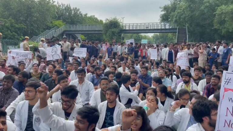 RG Kar Protest: বিক্ষোভ বন্ধ করার সতর্কবার্তা, চিকিৎসকদের কর্মবিরতিতে রাশ দিল্লি এমসের