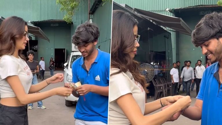 Raksha Bandhan: চিত্র সাংবাদিককে রাখি বাঁধলেন জাহ্নবী, উপহার নাকচ করতেই নেটমহলে সমালোচনা