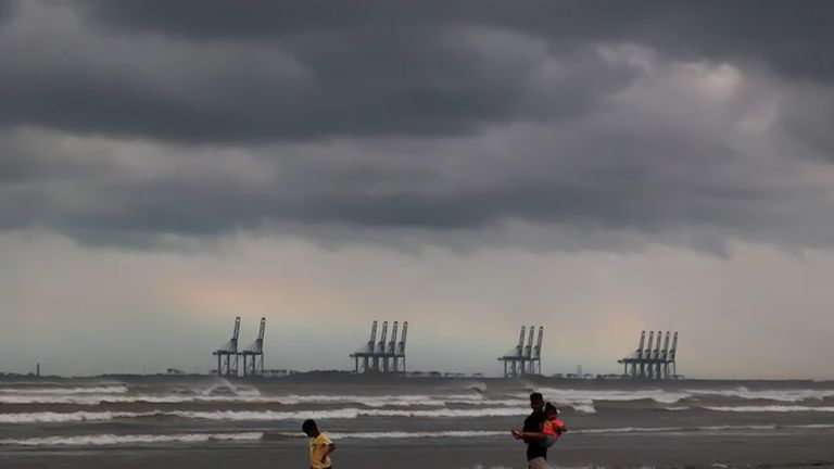 Cyclone Dana: পুরী আর সাগর দ্বীপের মাঝখানে আছড়ে পড়তে পারে ঘূর্ণিঝড় দানা, ১২০ কিমির সাইক্লোনের ভারী বৃষ্টিতে ভিজবে বাংলা!