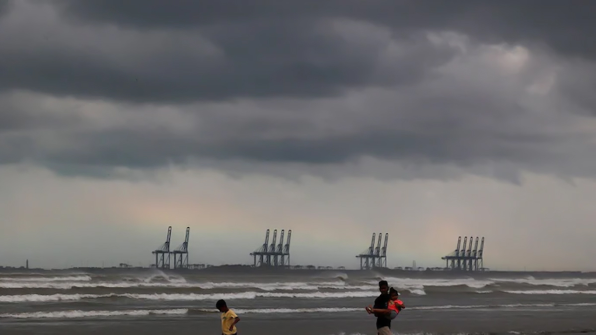 Cyclone Dana: ঘূর্ণিঝড়ের তাণ্ডবের আশঙ্কা, রাজ্যের ৯ জেলার সব স্কুল, কলেজ বন্ধের ঘোষণা মুখ্যমন্ত্রীর