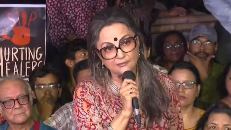 Aparna Sen at RG Kar Incident: কলকাতাবাসী হিসাবে আমি লজ্জিত, আরজি কর কাণ্ডের প্রতিবাদে সামিল হয়ে বললেন অপর্ণা সেন