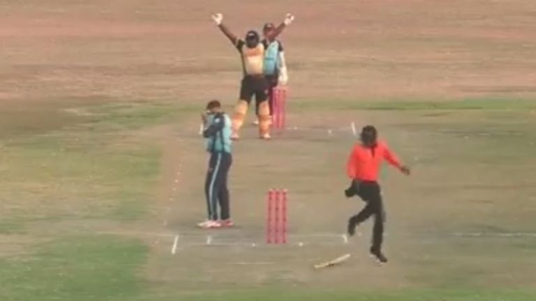 Batter Accidentally Hits Umpire: জয়ের ছক্কা হাঁকিয়ে আম্পায়ারকেই ব্যাট দিয়ে আঘাত জিম্বাবয়ের ব্যাটারের, দেখুন মজার ভিডিও