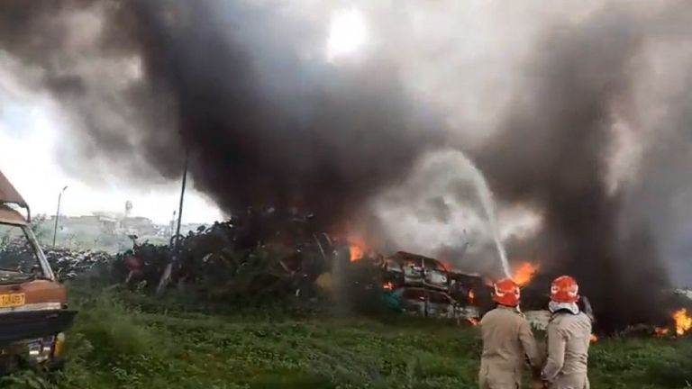 Delhi Fire: ওয়াজিরাবাদ থানার মালখানায় হঠাৎ আগুন, ঘটনাস্থলে দমকলের ৭টি ইঞ্জিন (দেখুন ভিডিও)