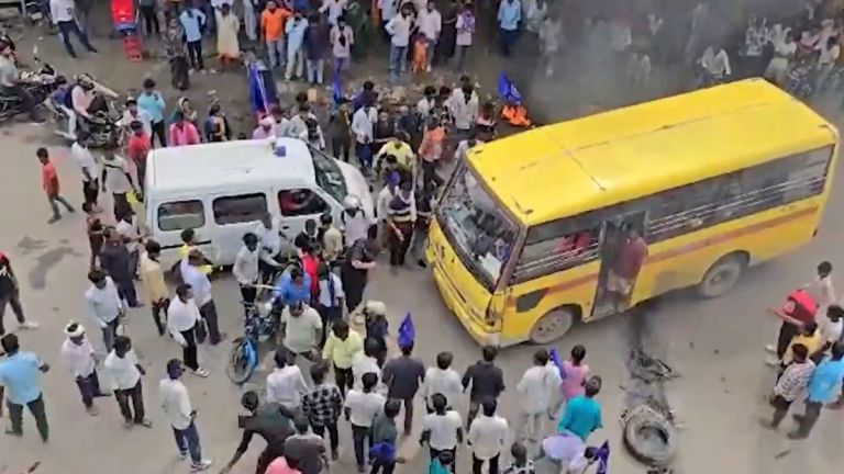 Bharat Bandh In Bihar: ভারত বনধের জের, বিহারে পড়ুয়া ভর্তি বাস জ্বালানোর চেষ্টা অবরোধকারীদের, দেখুন ভিডিয়ো