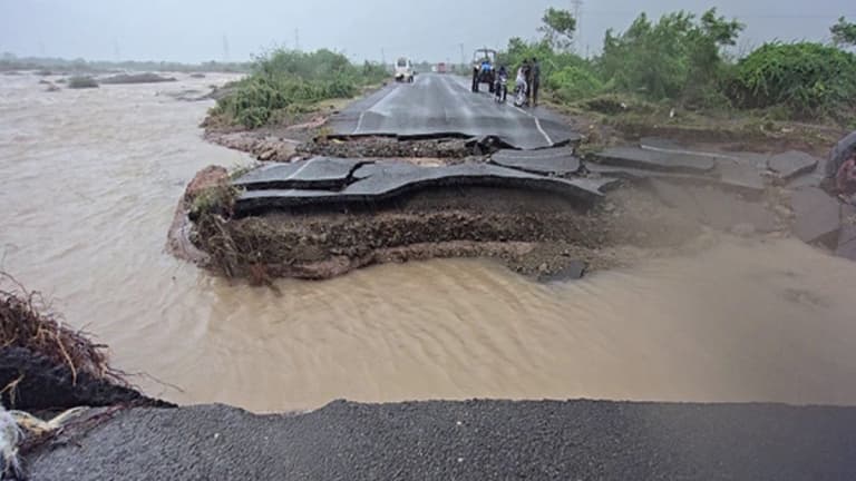 Gujarat Rain: গুজরাটে ভয়াবহ বৃষ্টিতে ভাঙছে রাস্তা, সেতু, বিপর্যস্ত জনজীবন