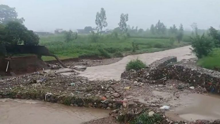 Himachal Pradesh Rains: বৃষ্টিতে বিধ্বস্ত হিমাচল, ভেঙে পড়ছে বাড়িঘর, দেখা নেই প্রশাসনের, দেখুন ভিডিয়ো