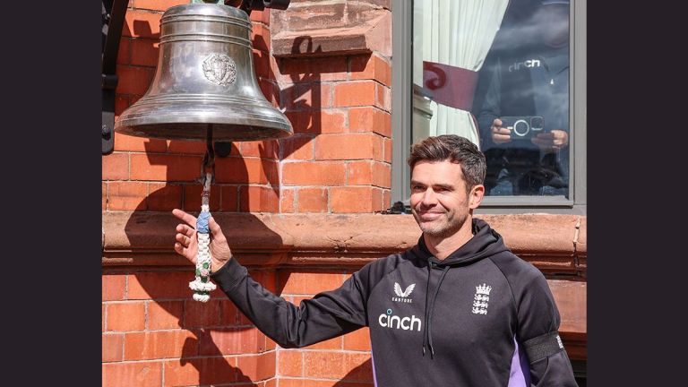 James Anderson Rings Bell: দেখুন, জেমস অ্যান্ডারসনের হাতে ঘণ্টা বাজিয়ে ম্যানচেস্টারে শুরু ইংল্যান্ড বনাম শ্রীলঙ্কা প্রথম টেস্ট