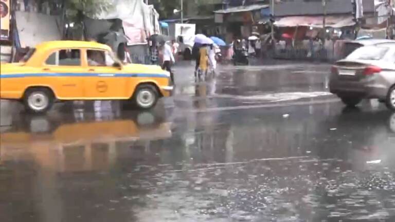 Kolkata Rain: অসময়ের নিম্নচাপের জের, রবিতেই ঝেপে বৃষ্টি শহর কলকাতা জুড়ে