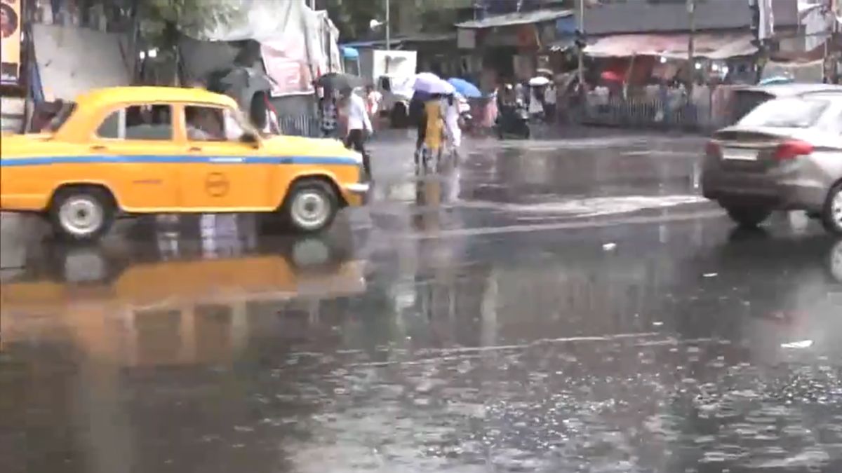 Weather Update: অতি বৃষ্টির সতর্কতা রাজ্যে, পুজোর আগে ভিজছে বাংলা