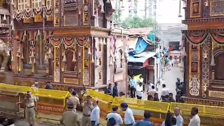 Lalbaugcha Raja: মুম্বইয়ে লালবাগচা রাজার দর্শনে মন্ত্রীরা, কড়া নিরাপত্তা