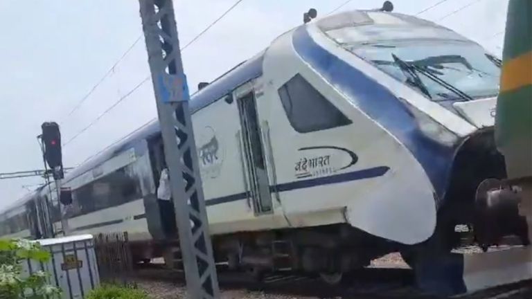 Vande Bharat Express: যান্ত্রিক ত্রুটির জেরে থামল বন্দে ভারতের চাকা, মালগাড়ির ইঞ্জিন এসে টেনে নিয়ে গেল এক্সপ্রেস