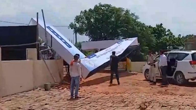 Bihar: মুখ্যমন্ত্রীকে স্বাগত জানানোর গেট ভেঙে পড়ল, অল্পের জন্য রক্ষা পেলেন নীতীশ কুমার